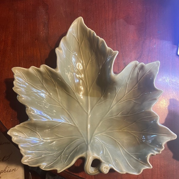Lily Creak Pottery Maple Leaf-Shaped Ceramic Dish - Picture 1 of 2